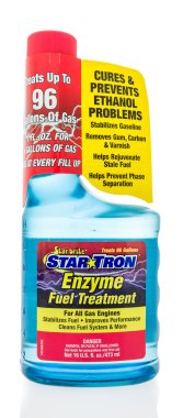 Winneconne, Wi - 30 Temmuz 2018: Star brite Star Tron enzim yakıt sistemi izole bir arka plan üzerinde temiz bir şişe