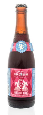 Winneconne, Wi - 2 Ağustos 2018: tek bir Ommegang bira şişe Abbey Ale Dubbel lezzet izole bir arka plan üzerinde
