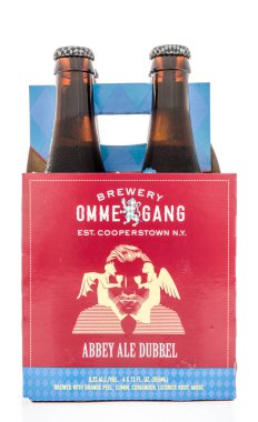 Winneconne, Wi - 2 Ağustos 2018: Ommegang bira dört bir paket Abbey Ale Dubbel lezzet izole bir arka plan üzerinde