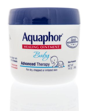 Winneconne, Wi - 5 Ağustos 2018: şifa merhem izole bir arka plan üzerinde bebek için Aquaphor bir fıçı