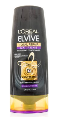 Winneconne, Wi - 2 Ağustos 2018: A şişe Loreal Paris Elivie Toplam onarım aşırı renweing kremi izole bir arka plan üzerinde