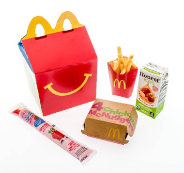 Winneconne, Wi - 7 Ağustos 2018: tavuk Mcnugget çocuk menüsü ile dürüst çocuklar elma suyu ve yoğurt izole bir arka plan üzerinde