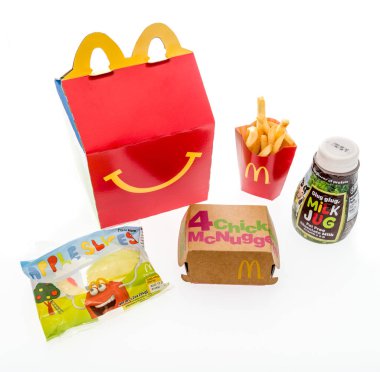 Winneconne, Wi - 7 Ağustos 2018: tavuk Mcnugget çocuk menüsü izole bir arka plan üzerinde çikolatalı süt ve elma dilimleri ile