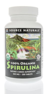Winneconne, Wi - 7 Ağustos 2018: soslu Naturals spirulina ek izole bir arka plan üzerine bir şişe