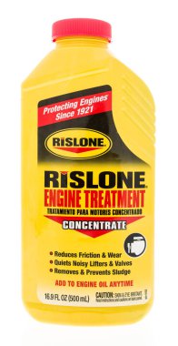 Winneconne, Wi - 7 Ağustos 2018: Rislone motoru tedavi yağı izole bir arka plan üzerine bir şişe