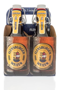 Winneconne, Wi - 10 Ağustos 2018: Flensburger weizen buğday bira izole bir arka plan üzerinde dört bir paket