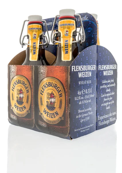 Winneconne, Wi - 10 Ağustos 2018: Flensburger weizen buğday bira izole bir arka plan üzerinde dört bir paket