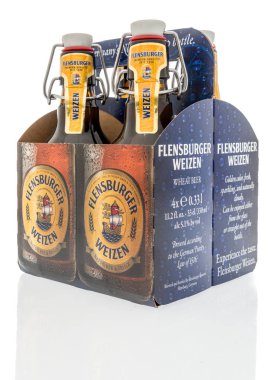 Winneconne, Wi - 10 Ağustos 2018: Flensburger weizen buğday bira izole bir arka plan üzerinde dört bir paket