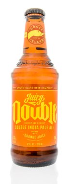 Winneconne, Wi - 10 Ağustos 2018: kaz Adası sulu doulbe IPA bira izole bir arka plan üzerinde tek bir şişe