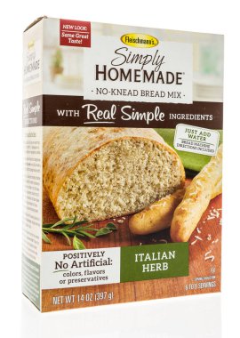 Winneconne, Wi - 13 Ağustos 2018: Fleischmann'ın sadece ev yapımı İtalyan ot ekmek karışımı izole bir arka plan üzerine bir kutu