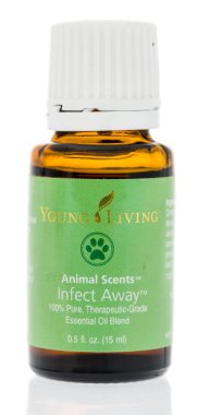 Winneconne, Wi - 27 Temmuz 2018: genç hayvan kokuları bulaştırmak uzakta izole bir arka plan üzerinde yaşayan bir şişe