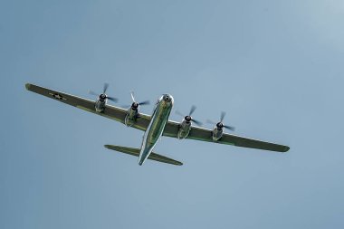Oshkosh, Wi - 28 Temmuz 2018: uçuşan, 60 yıl önce demostrating güç bir B-29 Superfortress bombardıman uçağı.