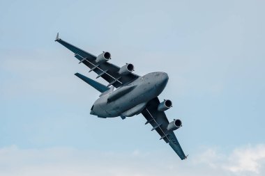 Oshkosh, Wi - 28 Temmuz 2018: Eaa Havacılık Fuarında uçuşan ile C-17 Globemaster.