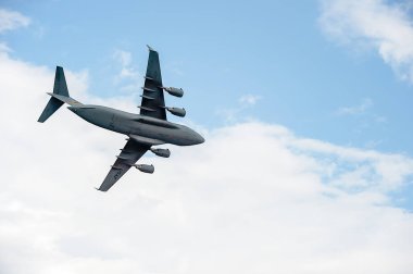 Oshkosh, Wi - 28 Temmuz 2018: Eaa Havacılık Fuarında uçuşan ile C-17 Globemaster.