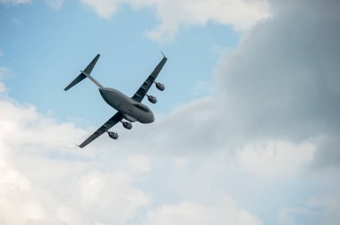 Oshkosh, Wi - 28 Temmuz 2018: Eaa Havacılık Fuarında uçuşan ile C-17 Globemaster.