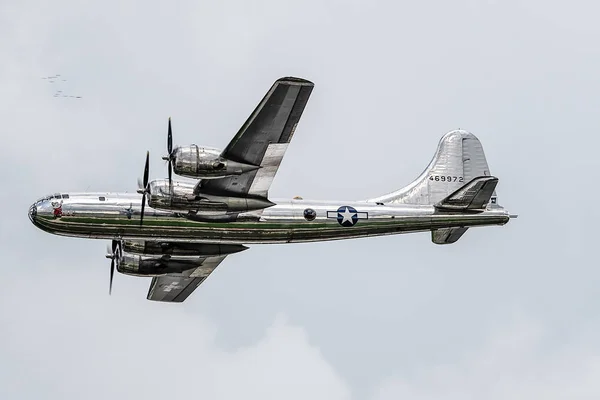 Oshkosh, Wi - 28 Temmuz 2018: uçuşan, 60 yıl önce demostrating güç bir B-29 Superfortress bombardıman uçağı.