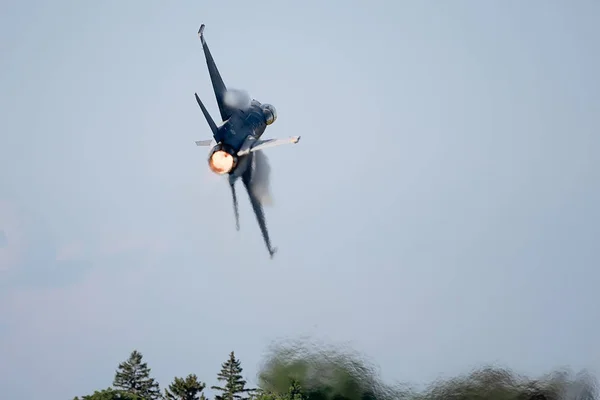 Oshkosh July 2018 Flying Falcon Starting Turn Full Afterburner Contrails — Stock Photo, Image