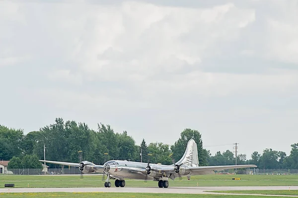 Oshkosh July 2018 Superfortress Bomber Landing Taking — Stock Photo, Image