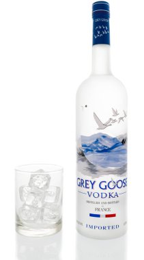 Winneconne, Wi - 31 Ağustos 2018: Grey Goose votka bir bardak buz izole bir arka plan üzerinde