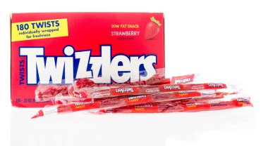Winneconne, Wi - 7 Eylül 2018: bir paket çilekli lezzet izole bir arka plan üzerinde Twizzlers meyankökü