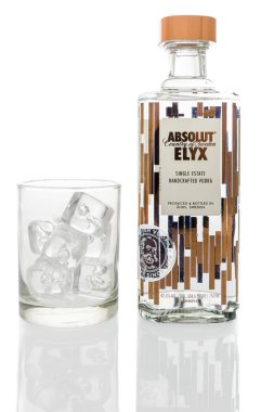 Winneconne, Wi - 7 Eylül 2018: Absolut Elyx tek emlak bir şişe votka bir bardak buz izole bir arka plan üzerinde İsveç'den el işi