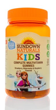 Winneconne, Wi - 7 Eylül 2018: bir şişe Sundown Naturals gö multvitamin gummies izole bir arka plan üzerinde çocuklar.