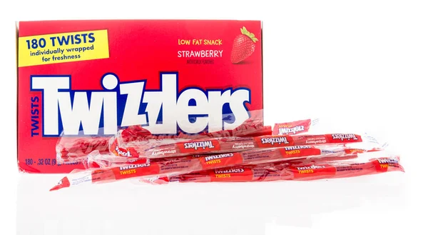 Winneconne, Wi - 7 Eylül 2018: bir paket çilekli lezzet izole bir arka plan üzerinde Twizzlers meyankökü