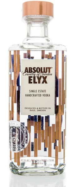 Winneconne 2018年9月7日 一瓶绝对 Elyx 单庄园从瑞典独立的背景手工制作的伏特加酒 — 图库照片