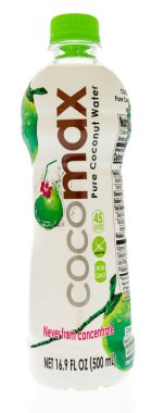 Winneconne, Wi - 14 Eylül 2018: bir şişe Cocomax saf Hindistan cevizi suyu üzerinde izole bir arka plan