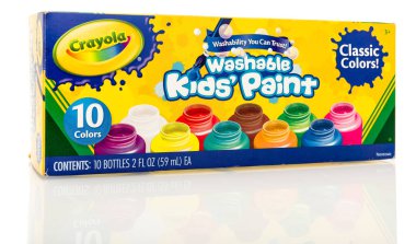 Winneconne, Wi - 12 Eylül 2018: izole bir arka plan üzerinde Crayola yıkanabilir çocukların boya bir kutu