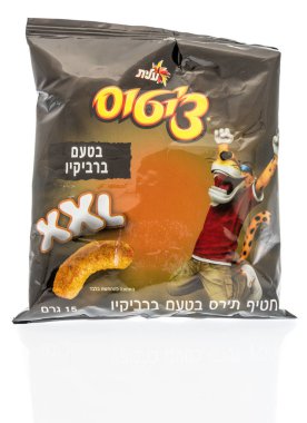Winneconne, Wi - 14 Eylül 2018: Cheetos Xxl peynir ve barbekü lezzet İsrail İbranice'den izole bir arka plan üzerinde bir paket