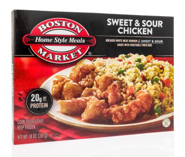 Winneconne, Wi - 29 Eylül 2018: Boston Market ev tarzı yemekler tatlı ve ekşi tavuk izole bir arka plan üzerine bir kutu