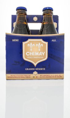 Winneconne, Wi - 7 Ekim 2018: Chimay büyük rezerv bira izole bir arka plan üzerinde dört bir paket