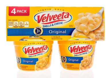 Winneconne, Wi - 29 Eylül 2018: Velveeta kabukları ve peynir bir paket dört izole bir arka plan üzerinde topla