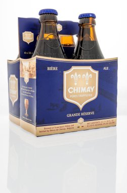 Winneconne, Wi - 7 Ekim 2018: Chimay büyük rezerv bira izole bir arka plan üzerinde dört bir paket