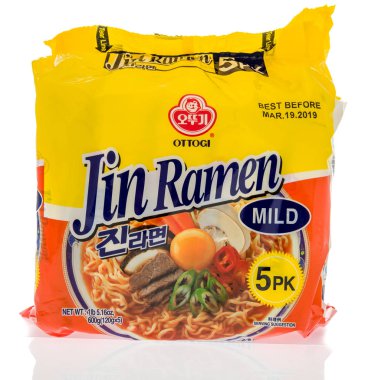 Winneconne, Wi - 7 Ekim 2018: bir paket Ottogi Jin ramen erişte izole bir arka plan üzerinde