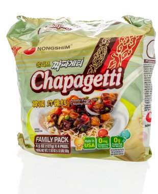 Winneconne, Wi - 7 Ekim 2018: bir paket Nongshim chapagetti erişte izole bir arka plan üzerinde