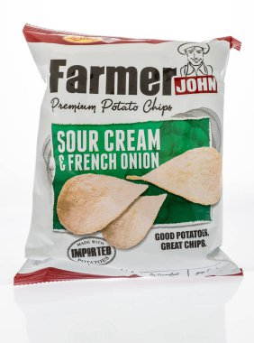 Winneconne, Wi - 7 Ekim 2018: ekşi krema ve Fransız soğan lezzet izole bir arka plan üzerinde Leslies çiftçi John patates cipsi bir çanta