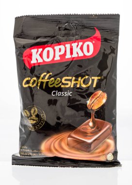 Winneconne, Wi - 7 Ekim 2018: bir paket Kopiko coffeeshot şeker izole bir arka plan üzerinde