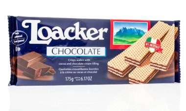 Winneconne, Wi - 7 Ekim 2018: Loacker çikolatalı çıtır gofret izole bir arka plan üzerinde bir paket