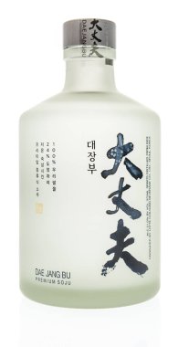 Winneconne, Wi - 7 Ekim 2018: Güney Kore'den Dae Jang Bu soju izole bir arka plan üzerinde tek bir şişe