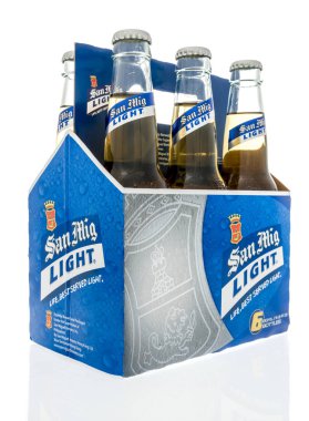 Winneconne, Wi - 7 Ekim 2018: San Mig light bira izole bir arka plan üzerinde altı paketi