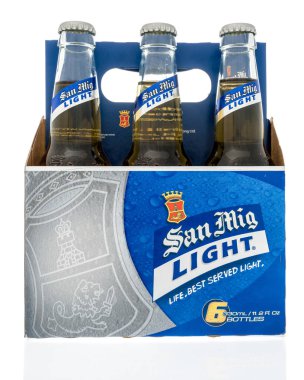 Winneconne, Wi - 7 Ekim 2018: San Mig light bira izole bir arka plan üzerinde altı paketi