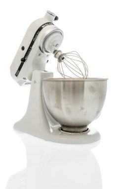 Winneconne, Wi - 14 Ekim 2018: A beyaz mutfak yardımı Mikser izole bir arka plan üzerinde klasik artı