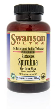 Winneconne, Wi - 26 Eylül 2018: Swanson Ultra spirulina ek izole bir arka plan üzerine bir şişe