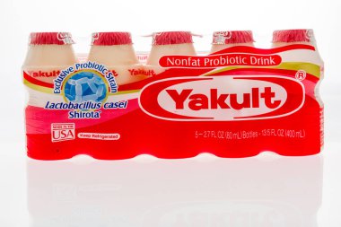 Winneconne, Wi - 10 Ekim 2018: Yakult yağsız probiyotik içki izole bir arka plan üzerinde bir paket