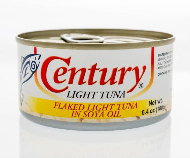 Winneconne, Wi - 7 Ekim 2018: yüzyıl konservesi kuşbaşı soya yağı izole bir arka plan üzerinde ışık orkinos.