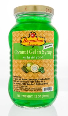 Winneconne, Wi - 7 Ekim 2018: Bayaninihan orijinal Hindistan cevizi jel şurup izole bir arka plan üzerine bir şişe.