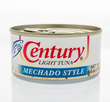 Winneconne, Wi - 7 Ekim 2018: izole bir arka plan üzerinde mechado stilinde yüzyıl ışık ton balığı konservesi.