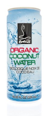 Winneconne, Wi - 8 Ekim 2018: Beyaz Lotus organik Hindistan cevizi suyu izole bir arka plan üzerine bir şişe.